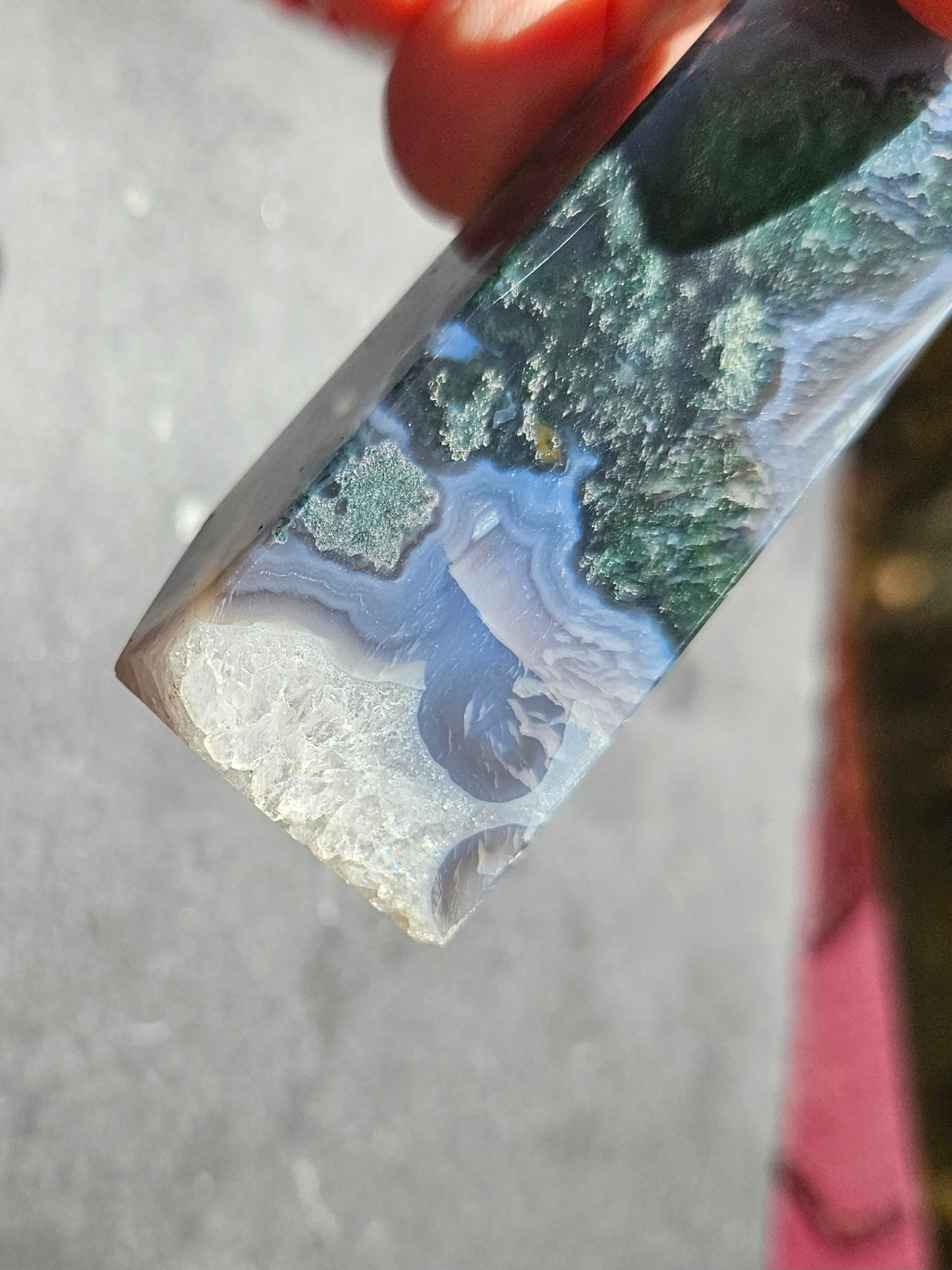 Gorgeous Moss Agate tower with flowing bands