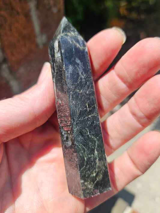 Eudialyte in dark feldspar/Arfvedsonite tower
