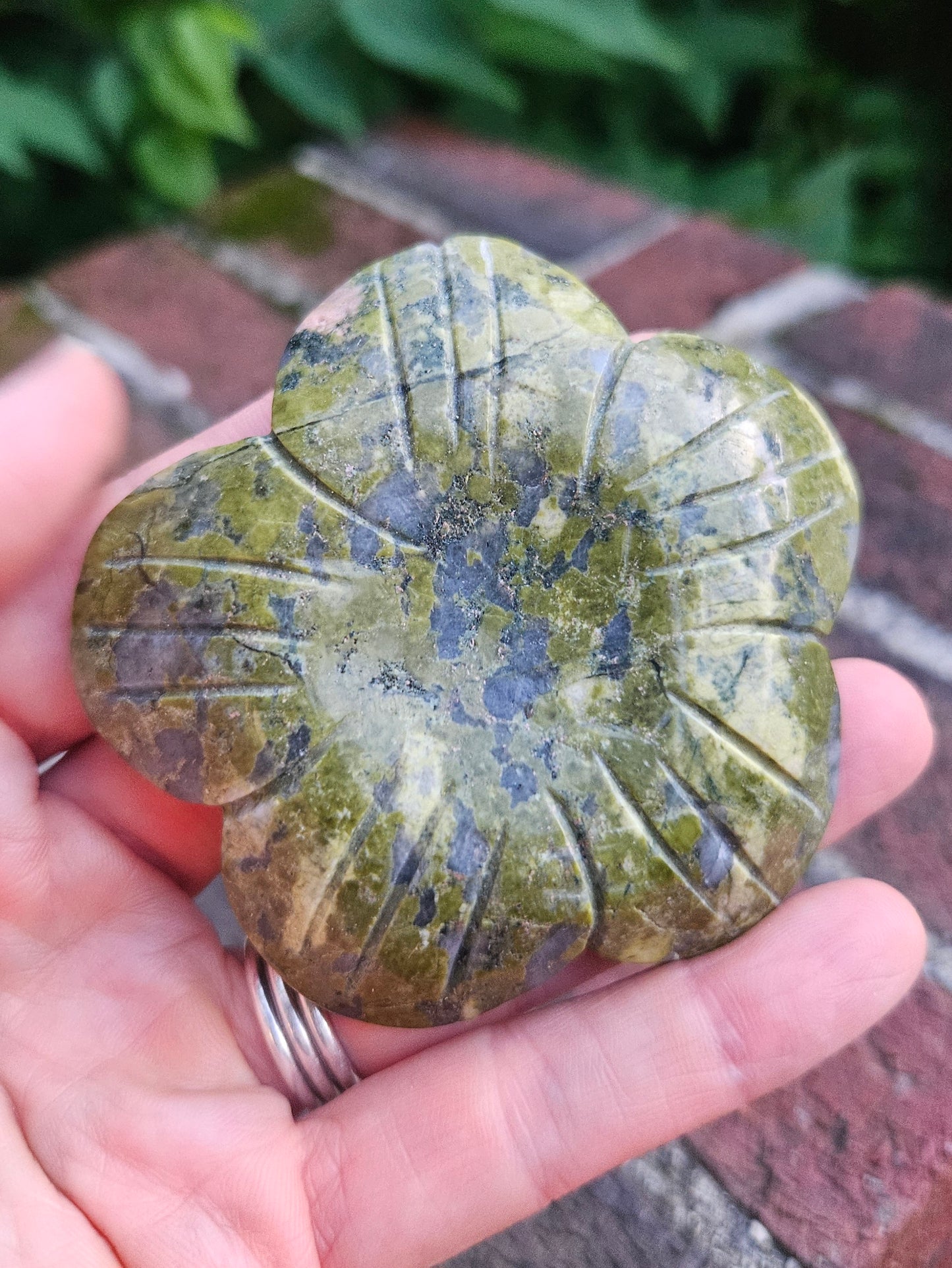 Serpentine flower/sphere holder