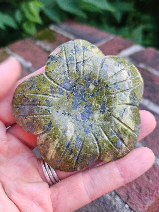 Serpentine flower/sphere holder