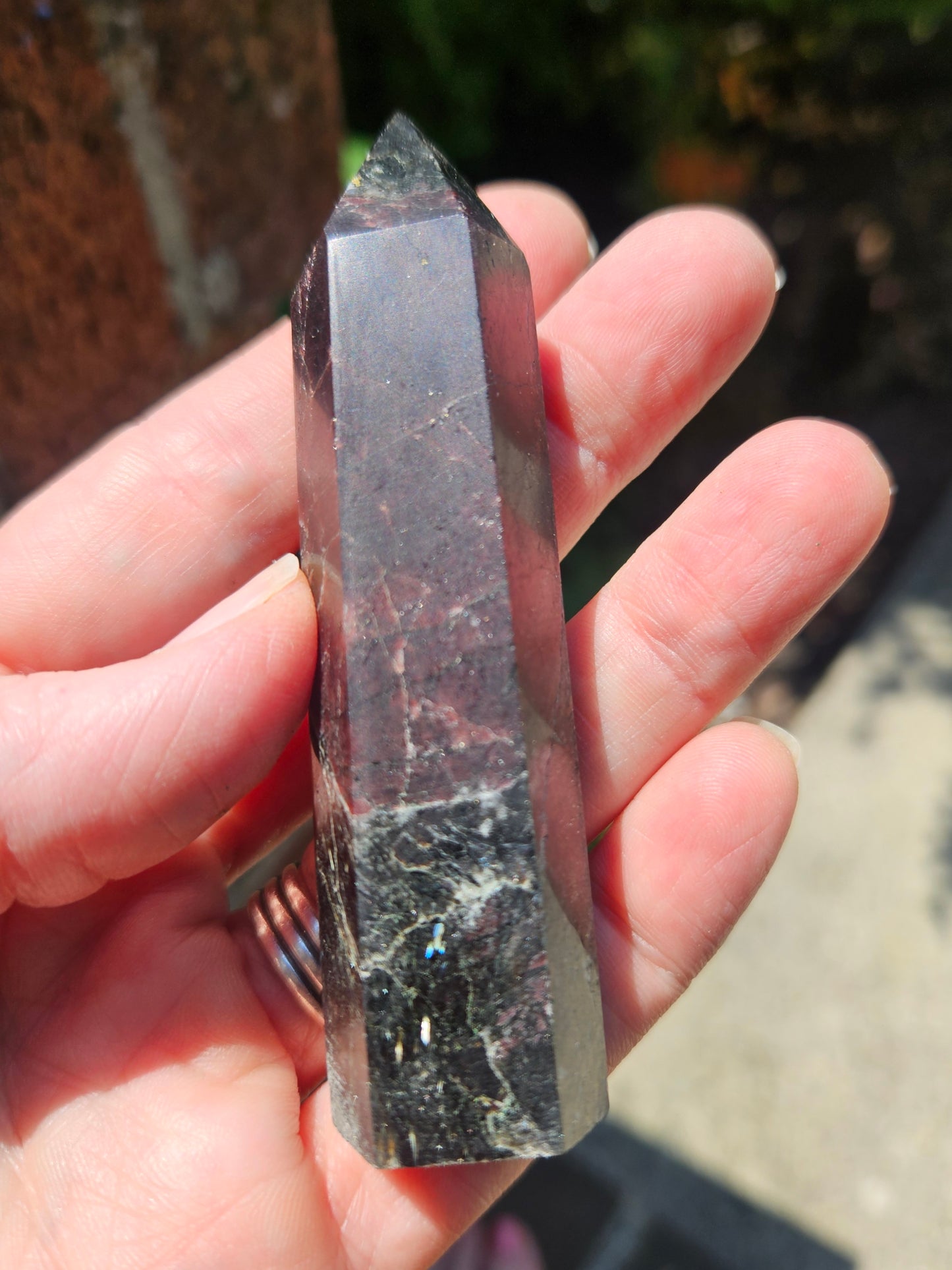 Eudialyte in dark feldspar/Arfvedsonite tower
